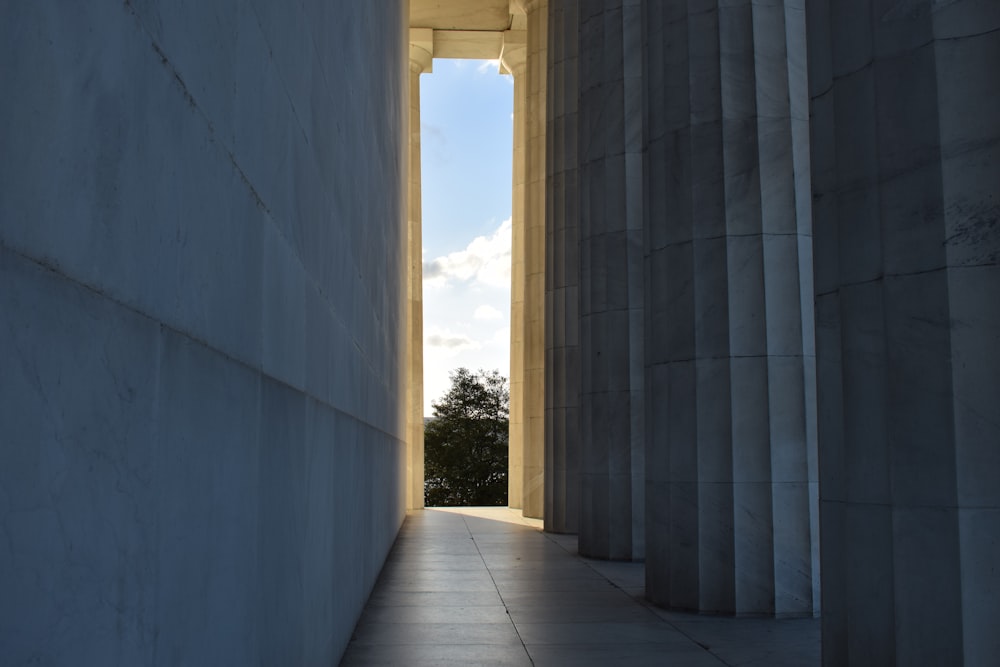 a walkway between two large concrete walls