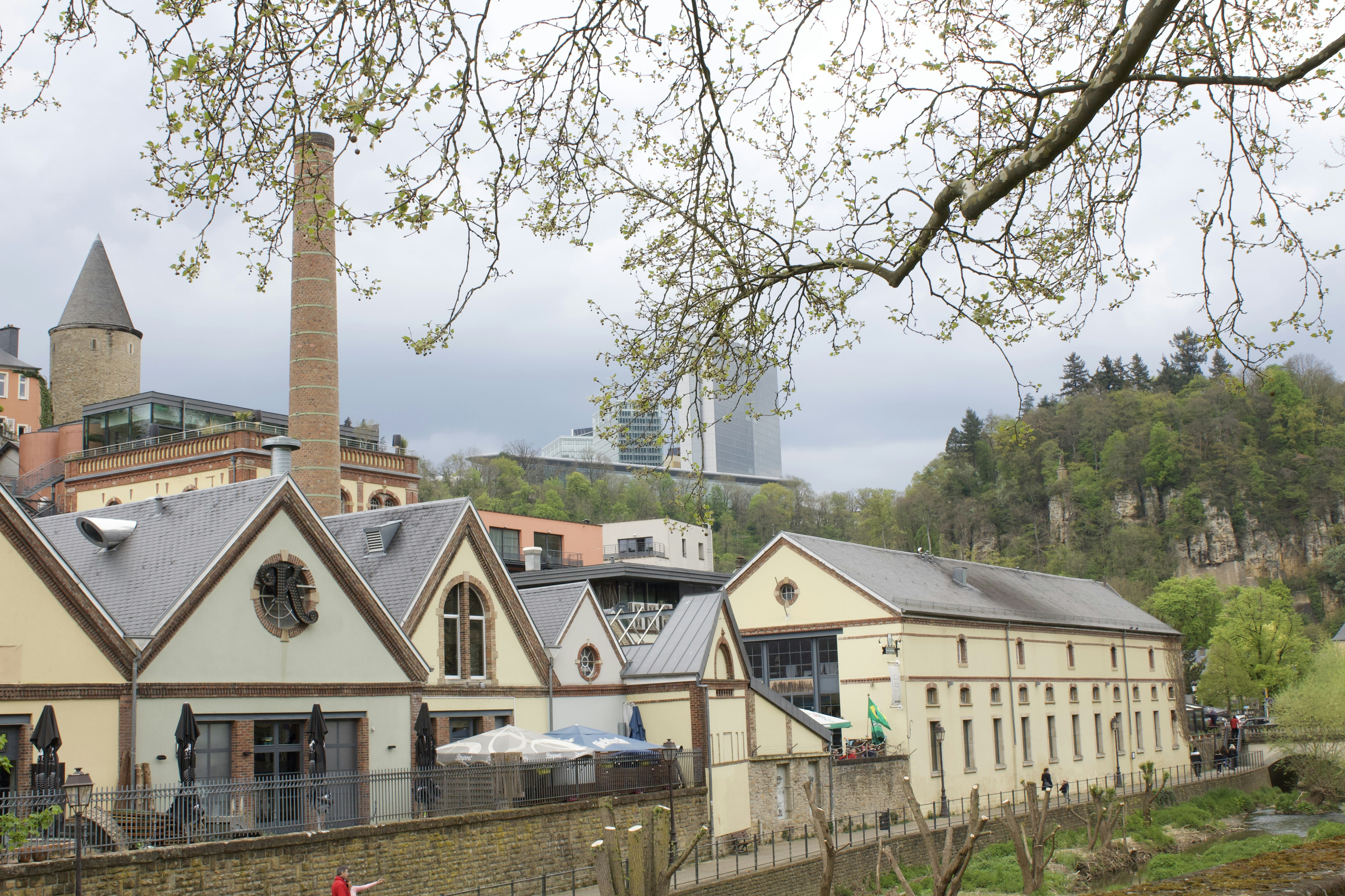 Ein Gebäude mit Turm