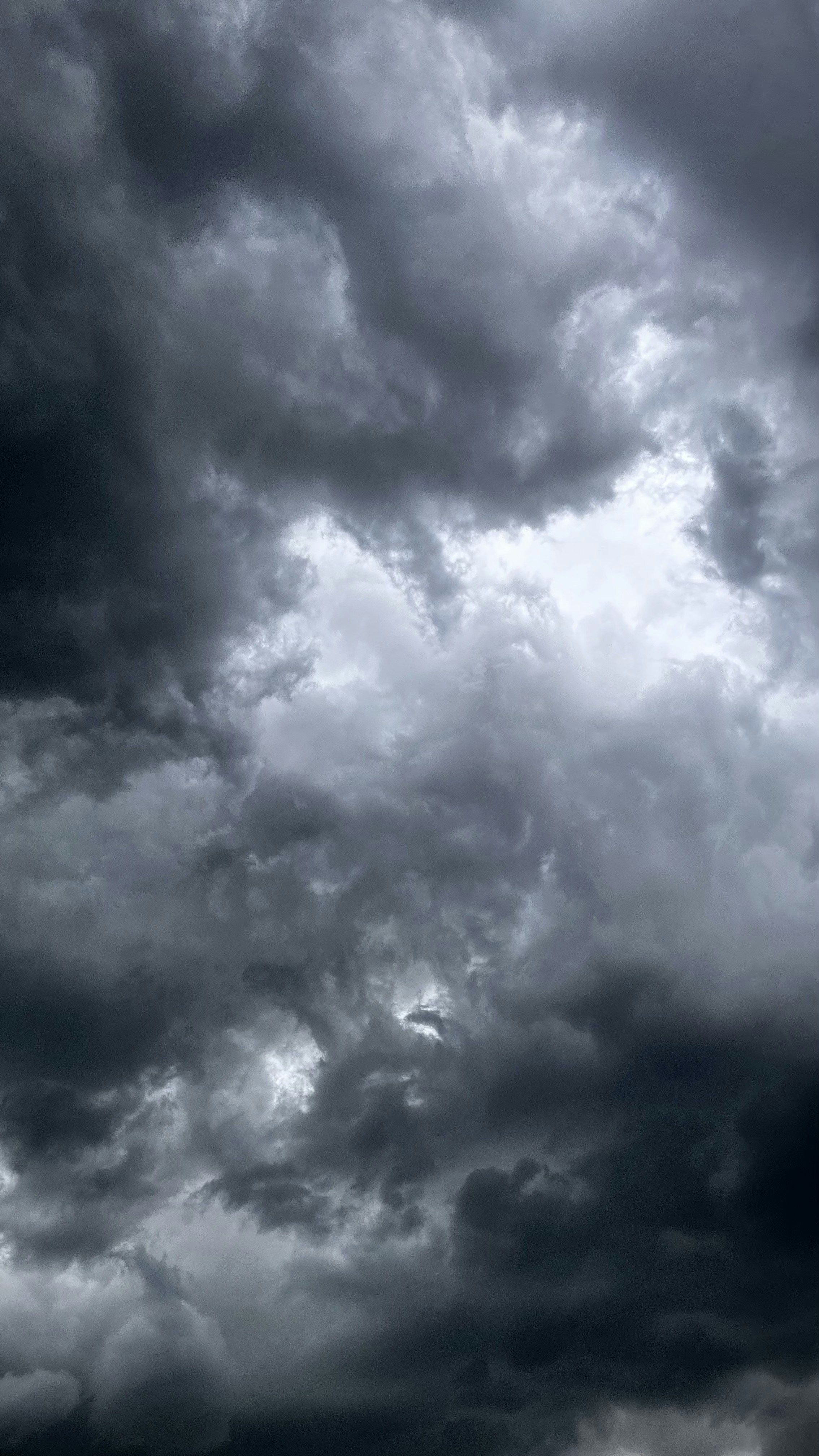 Un cielo nublado con luz brillando a través