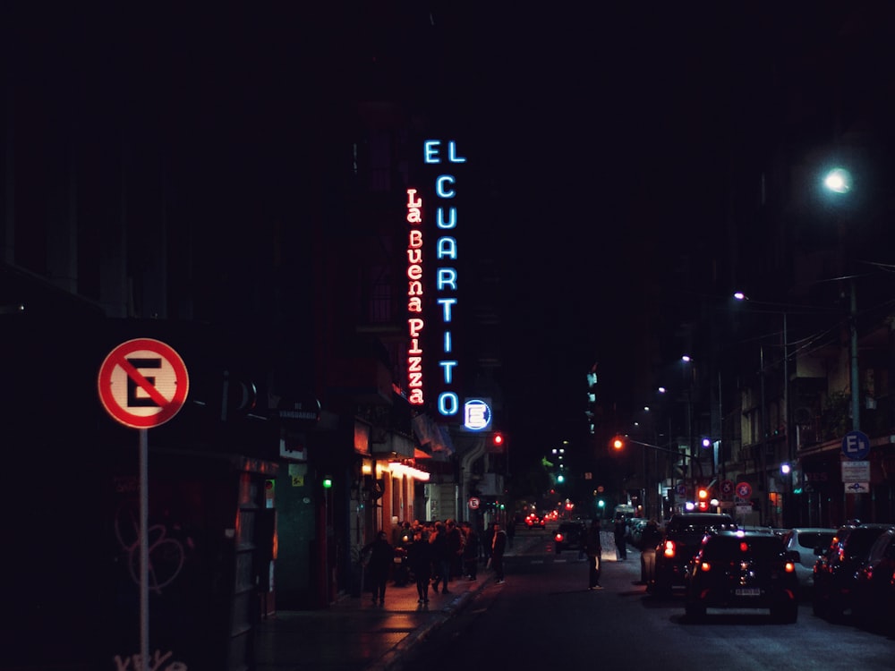 Une rue de la ville la nuit