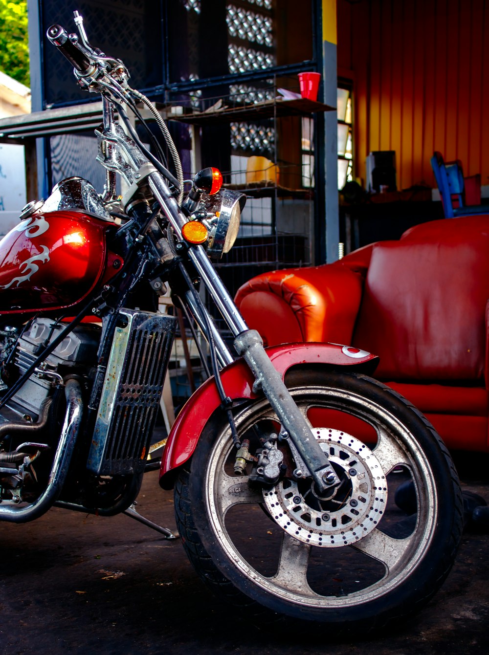 Una motocicleta está estacionada en un garaje