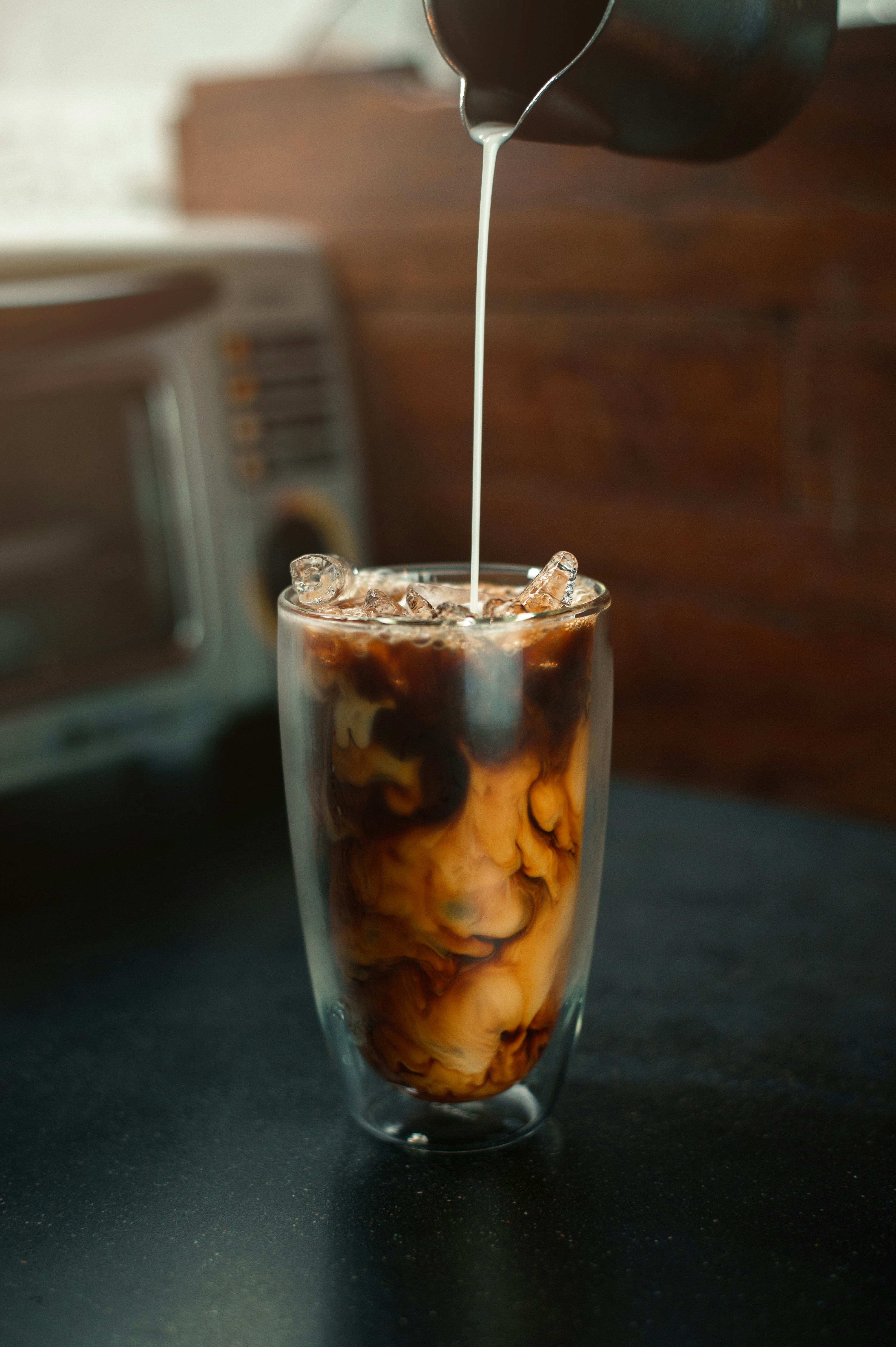 ein Glas mit einem Getränk darin