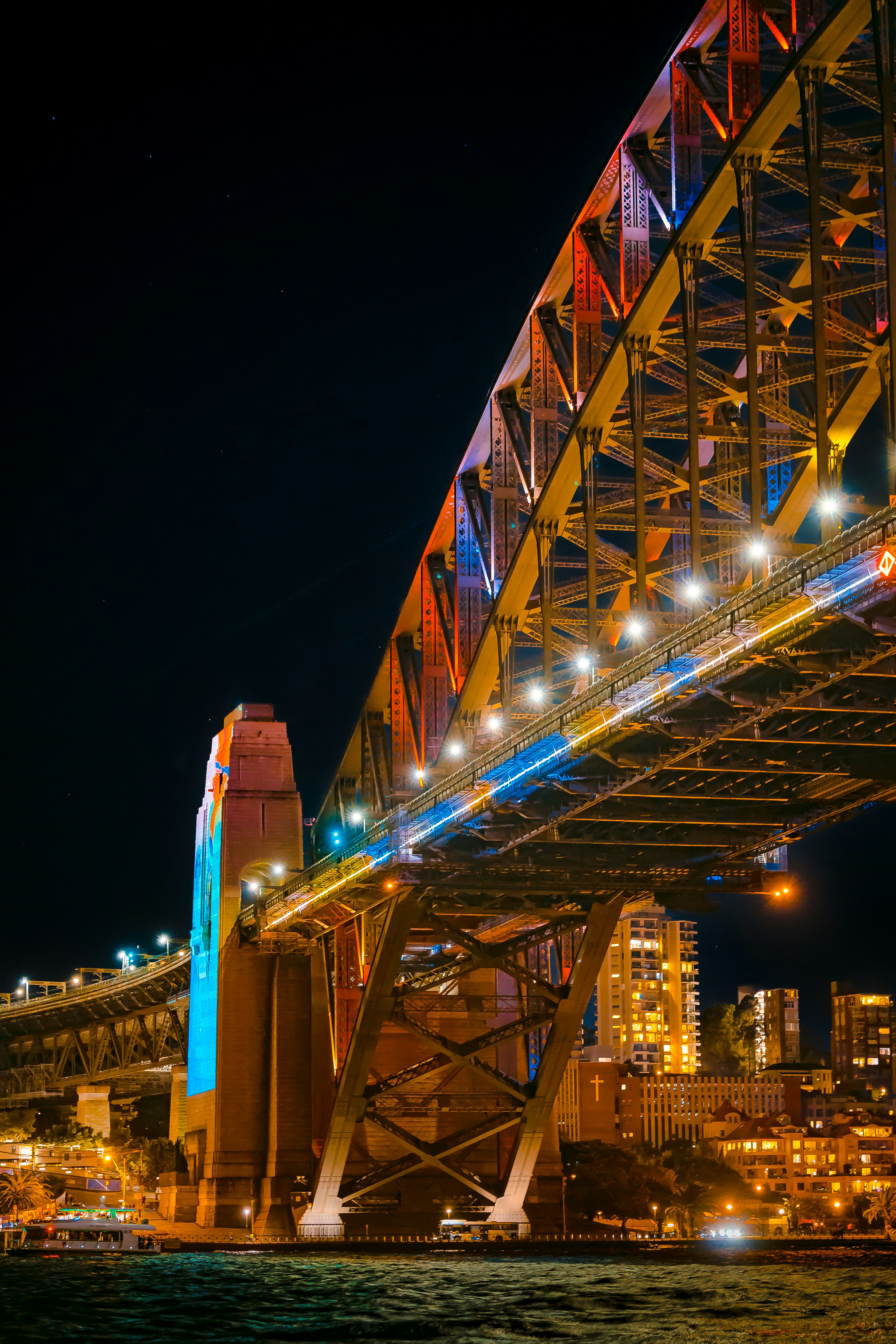 Un puente con luces por la noche