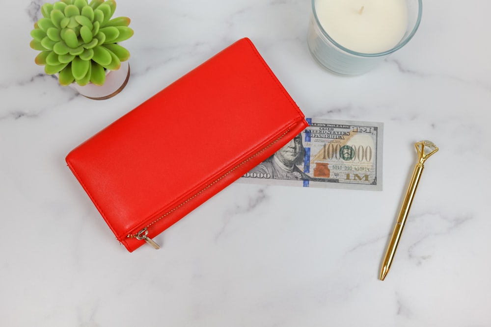 eine rote Brieftasche und einen Schlüssel