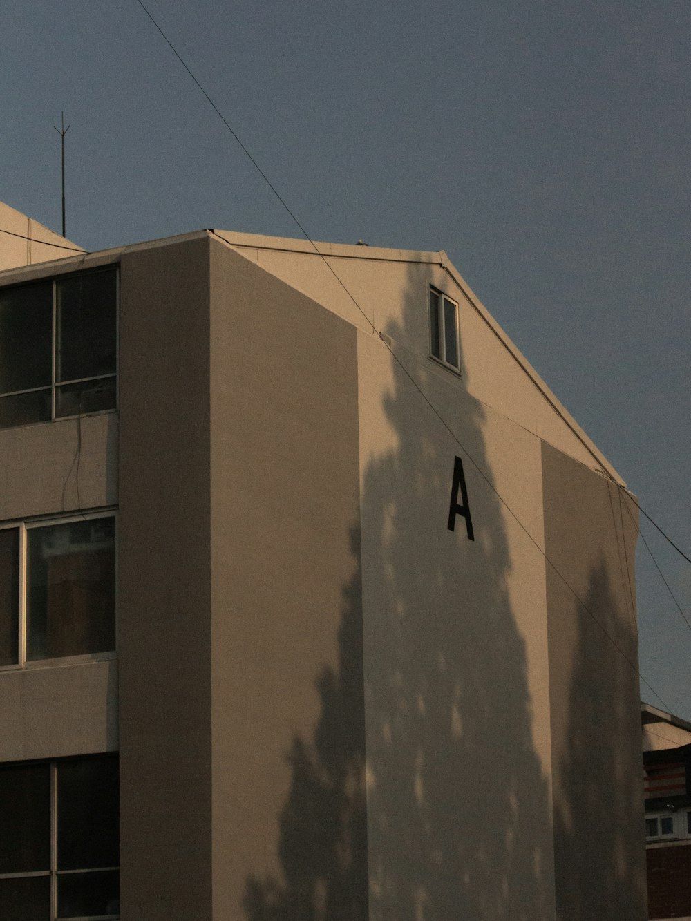 un'ombra di una persona su un edificio