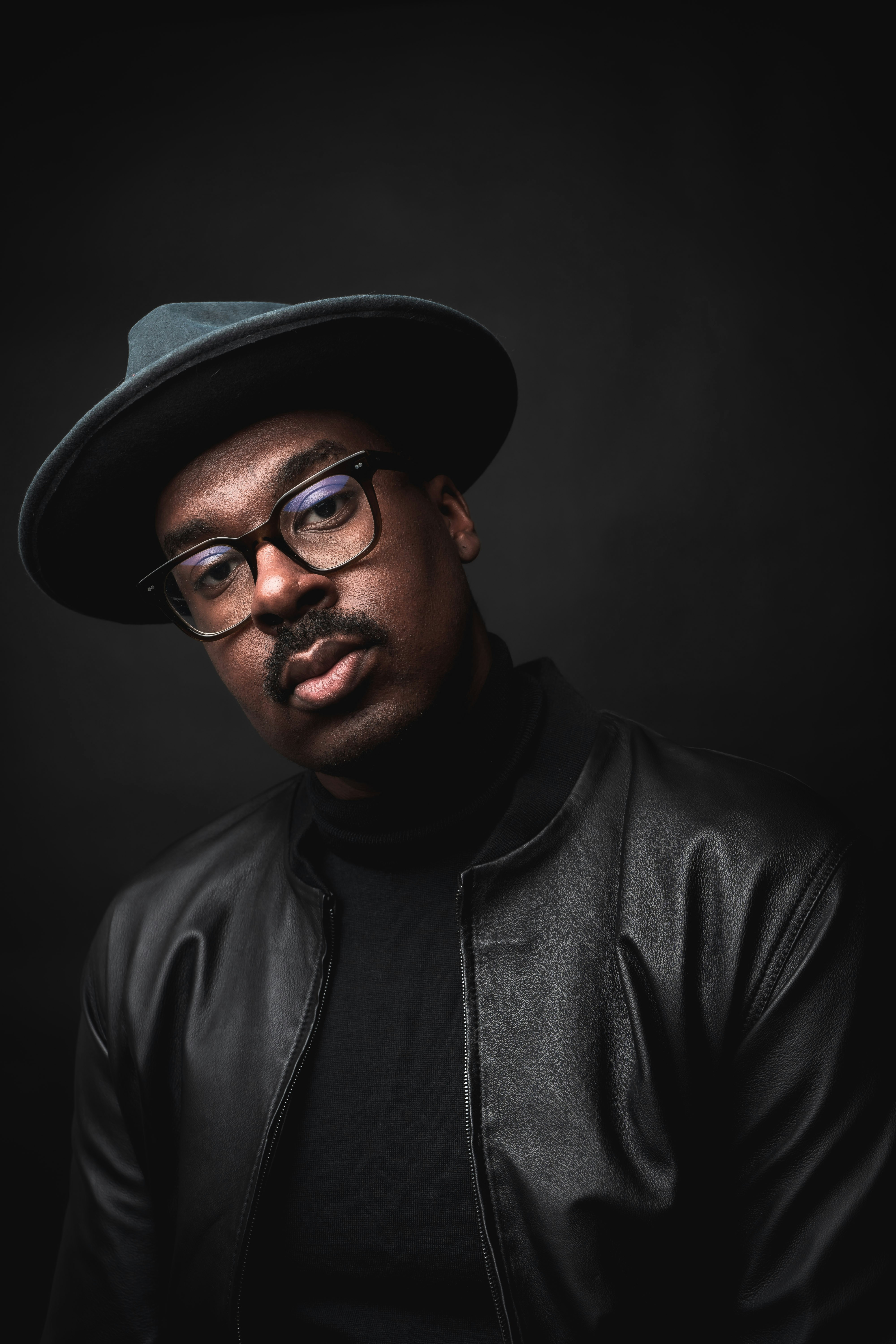 great photo recipe,how to photograph a man wearing a hat and glasses