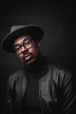 portrait photography,how to photograph a man wearing a hat and glasses