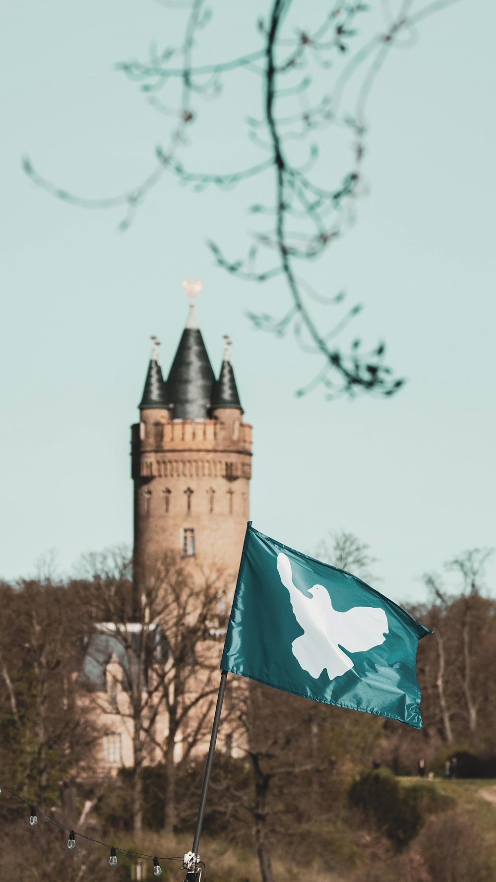 Una bandera ondeando frente a un edificio