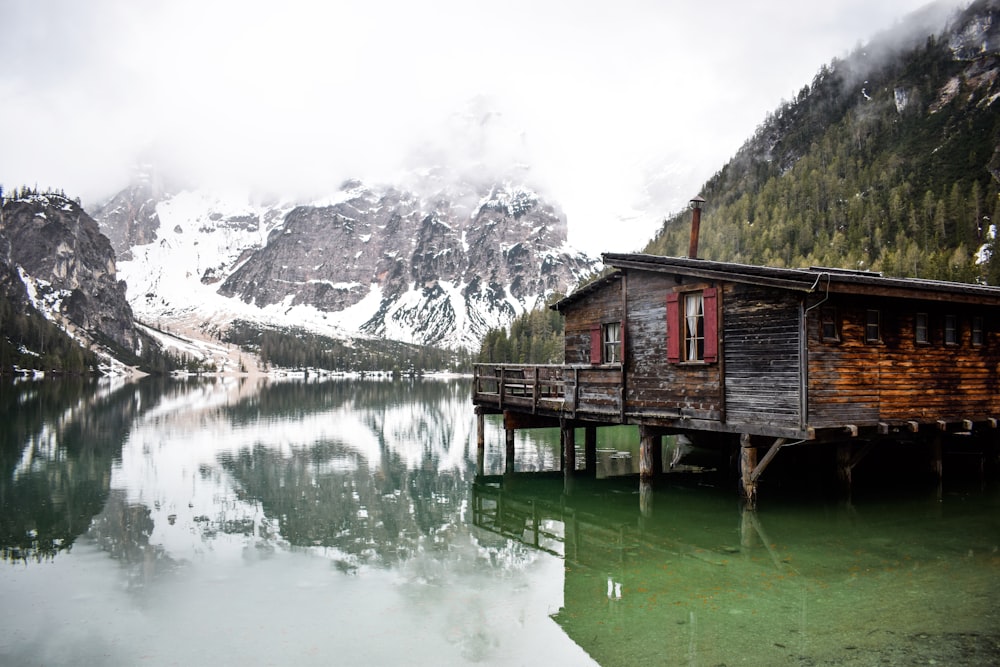 une cabane sur un lac