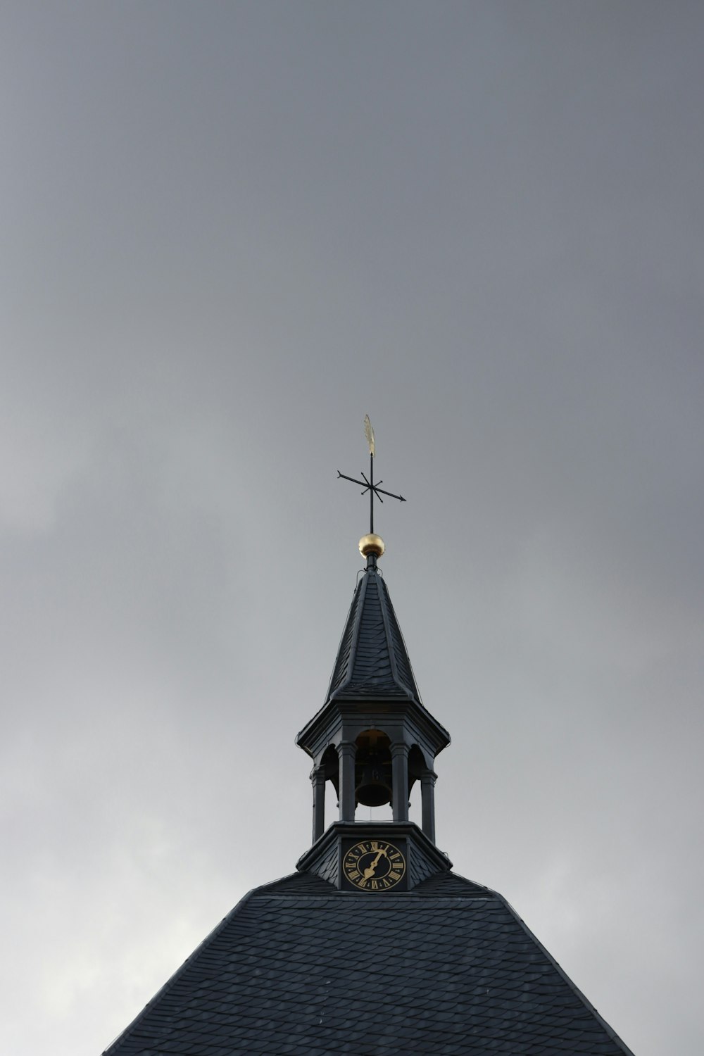 Une horloge sur une tour