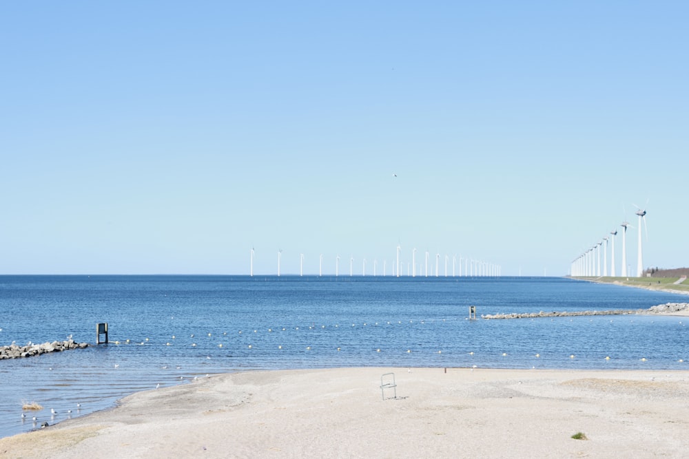 un plan d’eau avec un pont au loin