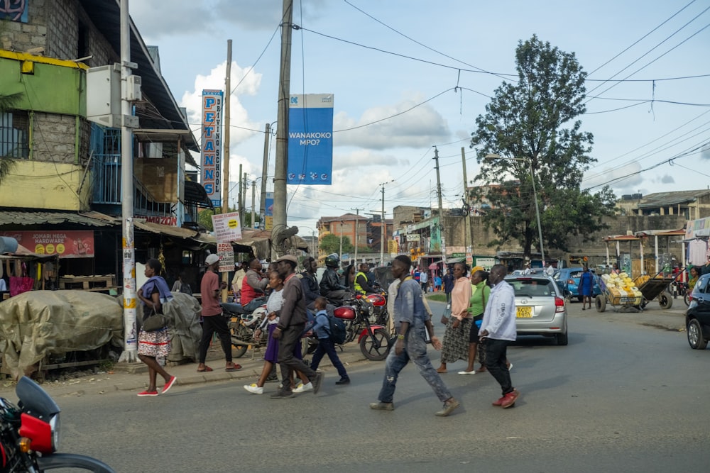 Un grupo de personas caminando por una calle