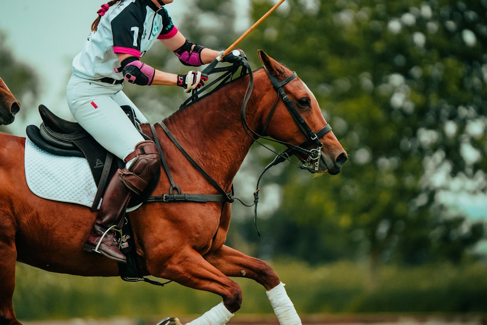 Un hombre montando a caballo