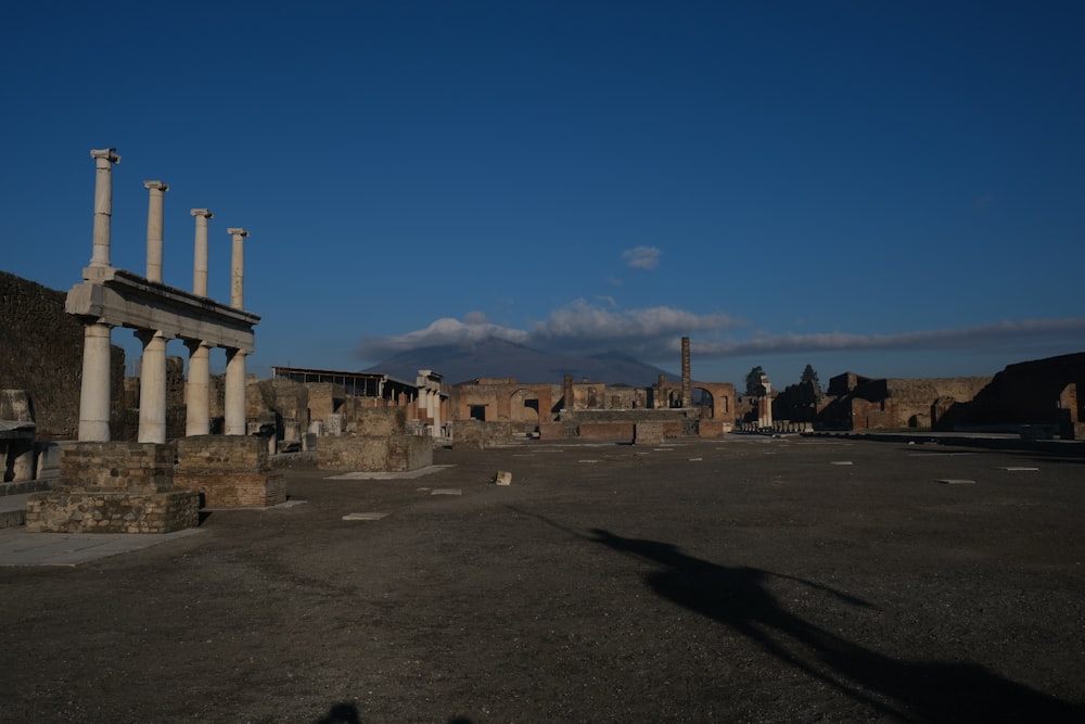 una strada con edifici sul lato