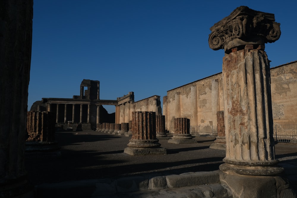 Un edificio de piedra con columnas