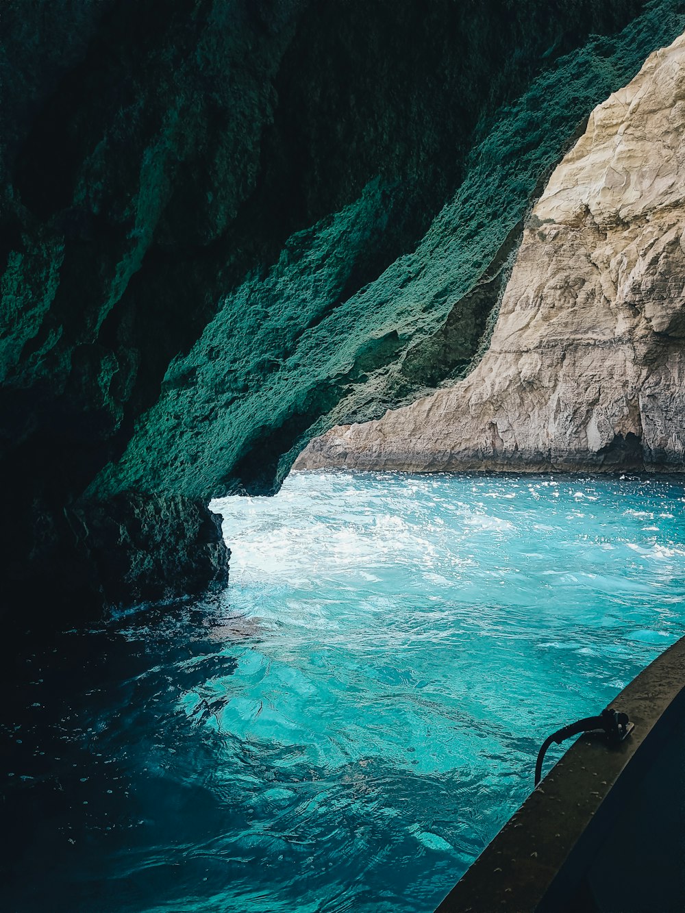 un plan d’eau avec une grotte