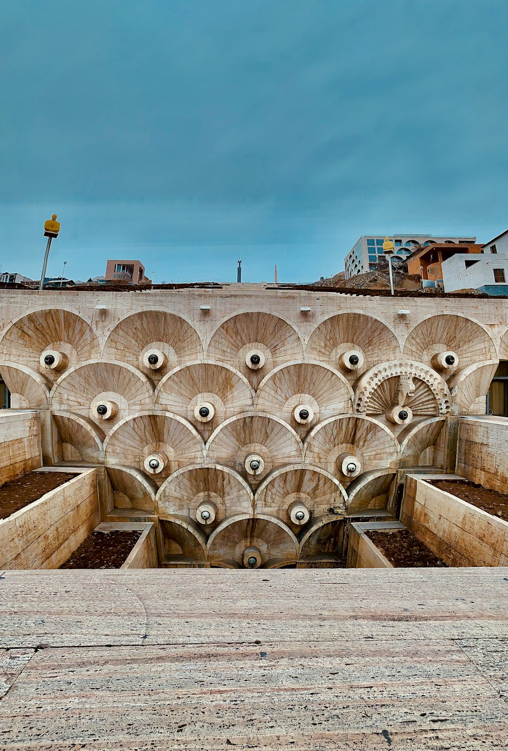 une grande structure circulaire avec des escaliers