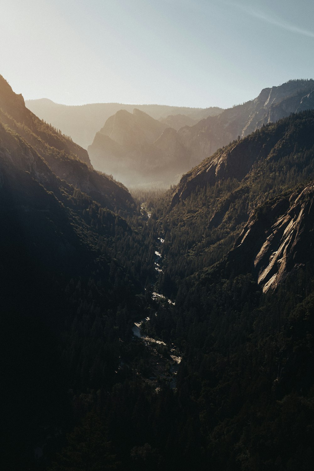 une rivière qui traverse une vallée