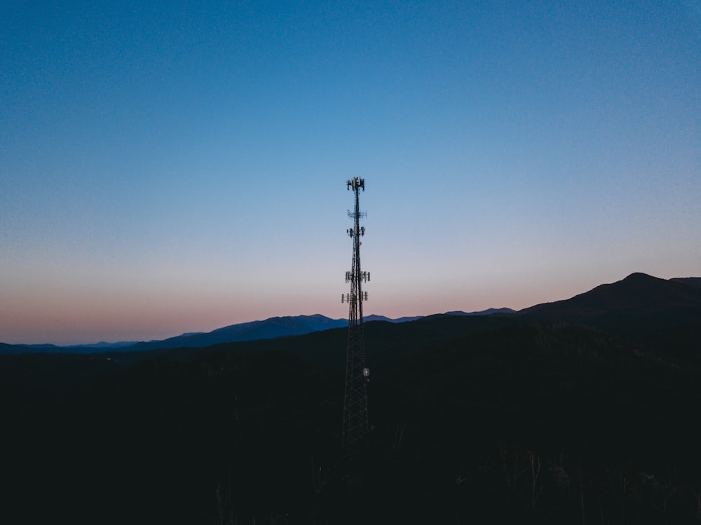 Una persona con un tramonto sullo sfondo