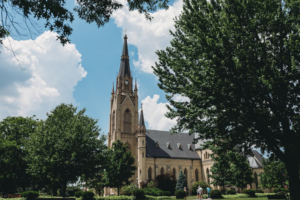 una chiesa con un alto campanile