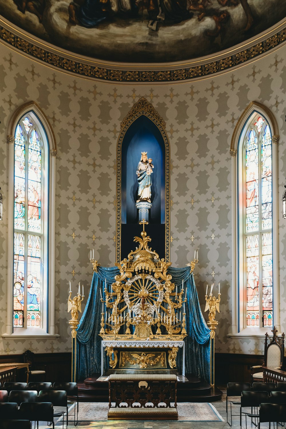 une statue religieuse dorée et bleue