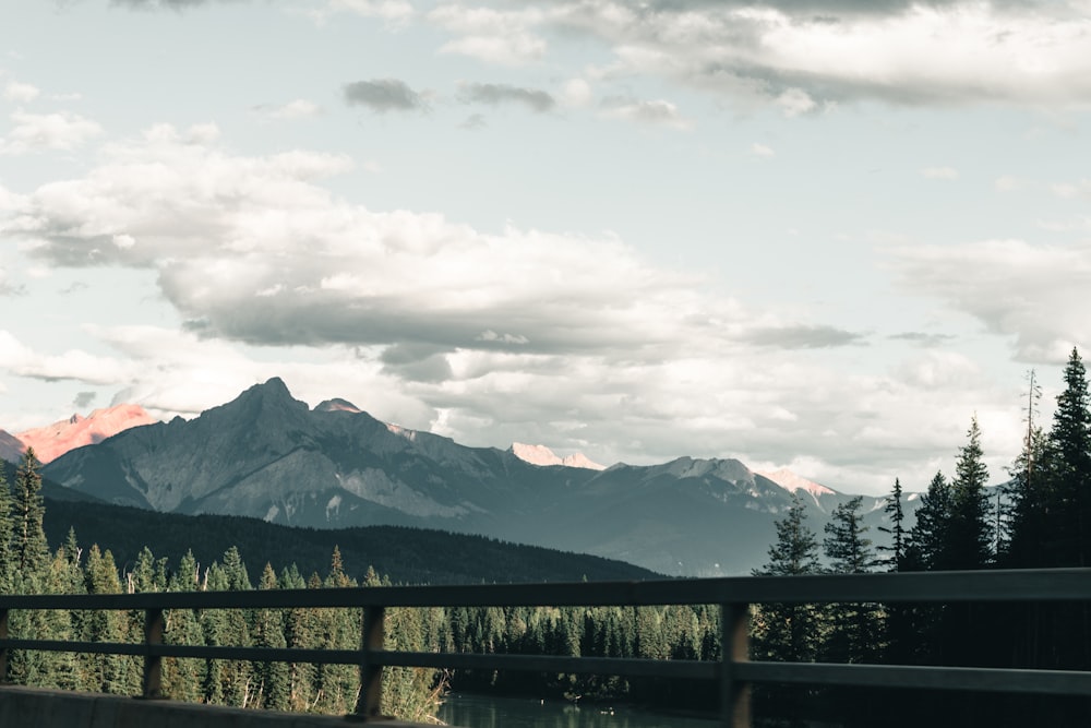 une vue d’une chaîne de montagnes depuis un pont