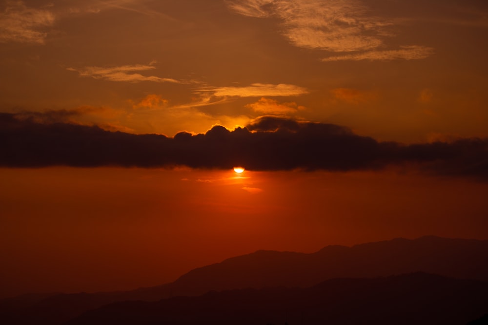 Un tramonto su una catena montuosa