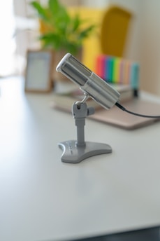 un petit microscope pour le diagnostic des cheveux