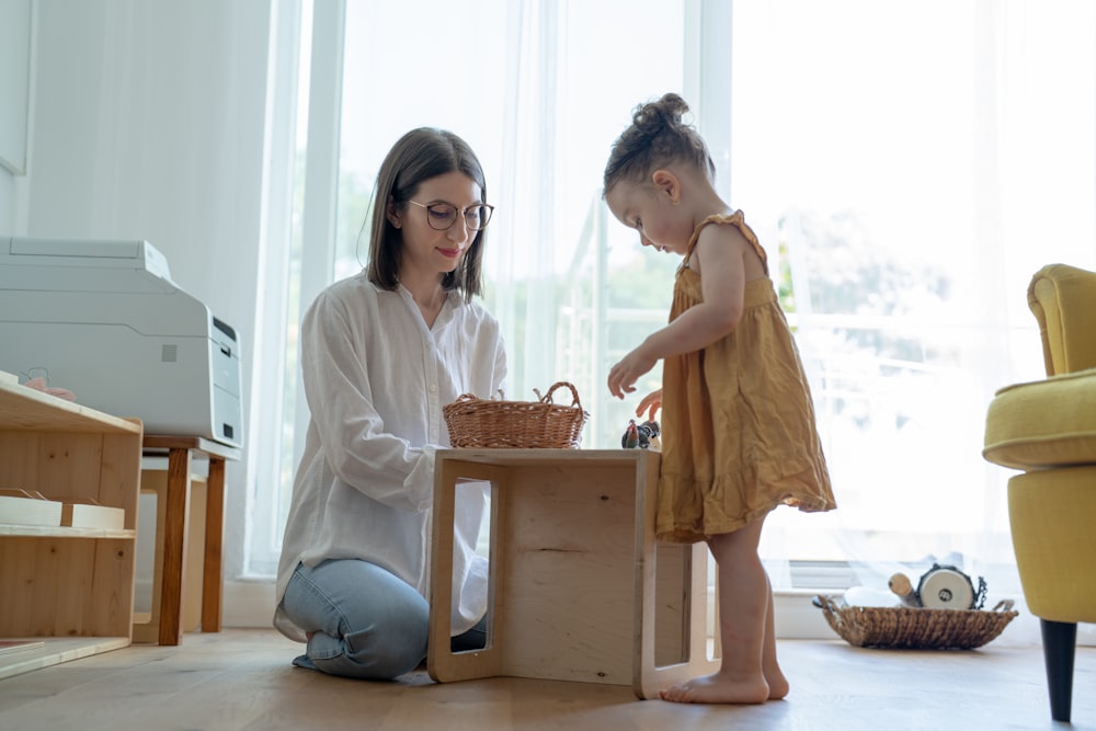 une femme et un enfant