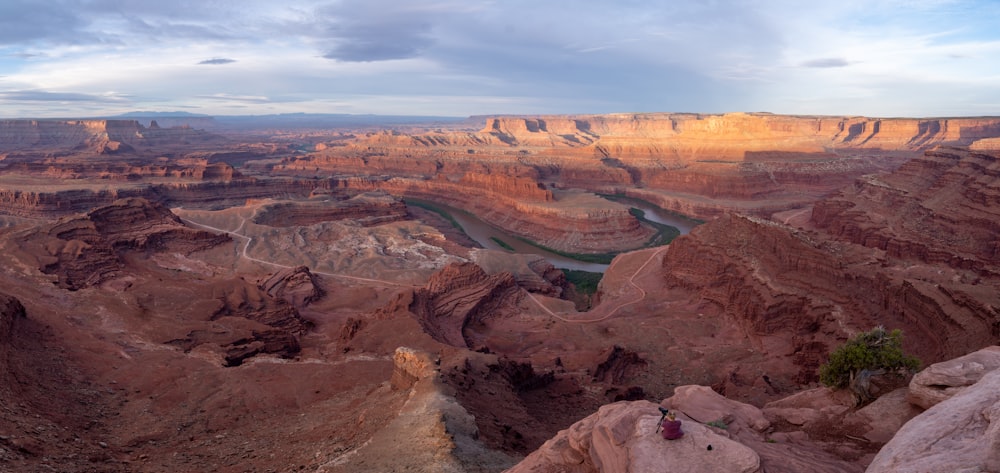 Un río que atraviesa un cañón