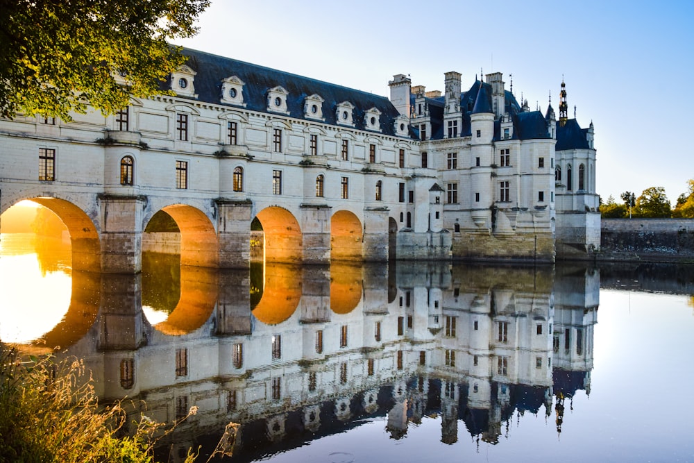 un grand bâtiment blanc avec des fenêtres cintrées