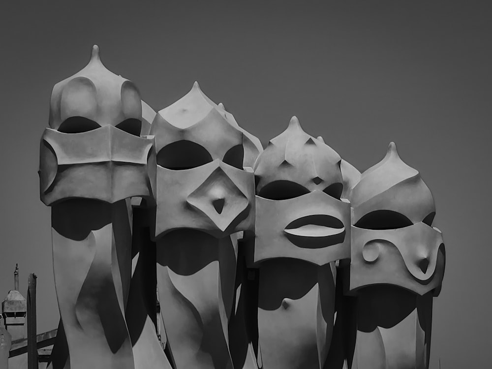 Un grupo de máscaras