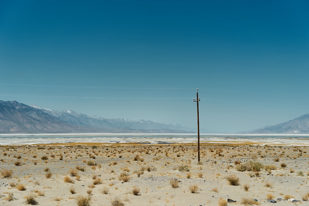 Un paisaje desértico con un poste