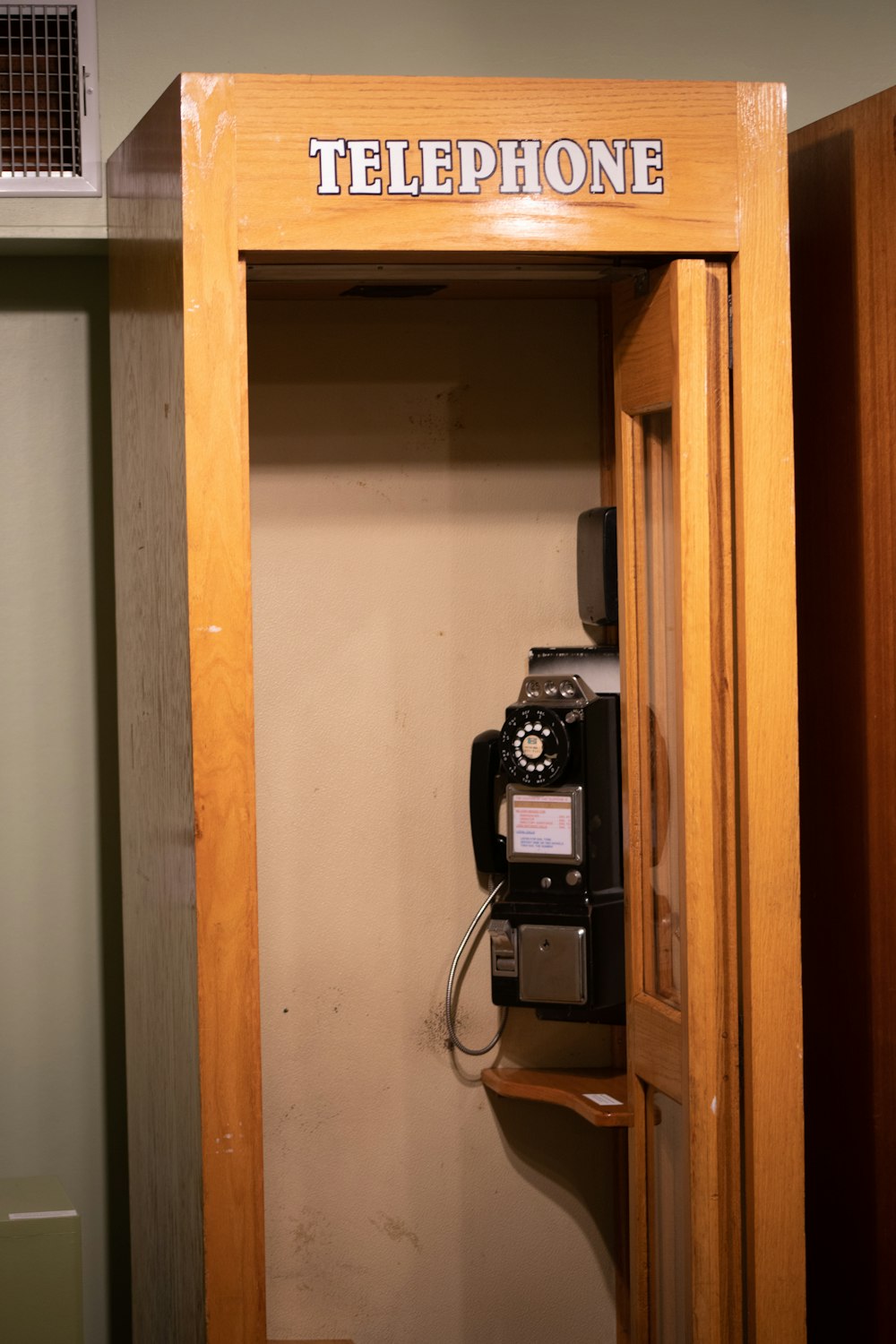 un telefono in un armadietto di legno