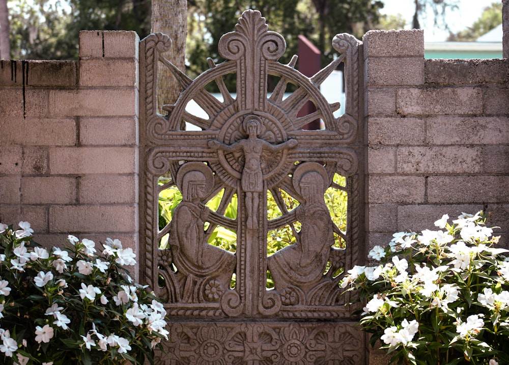 un cancello di metallo con fiori