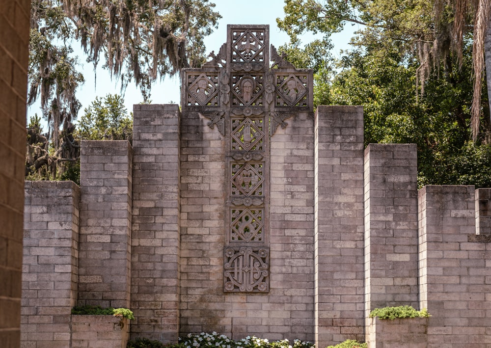 un mur de pierre avec des sculptures