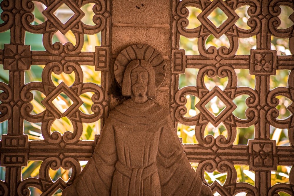 una estatua de una persona con una corona y una cruz