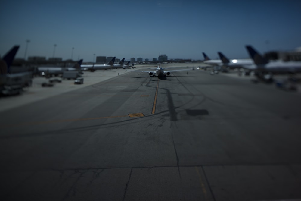 Eine Gruppe von Flugzeugen auf einer Landebahn