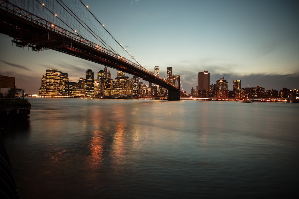 Un puente sobre un cuerpo de agua con una ciudad al fondo