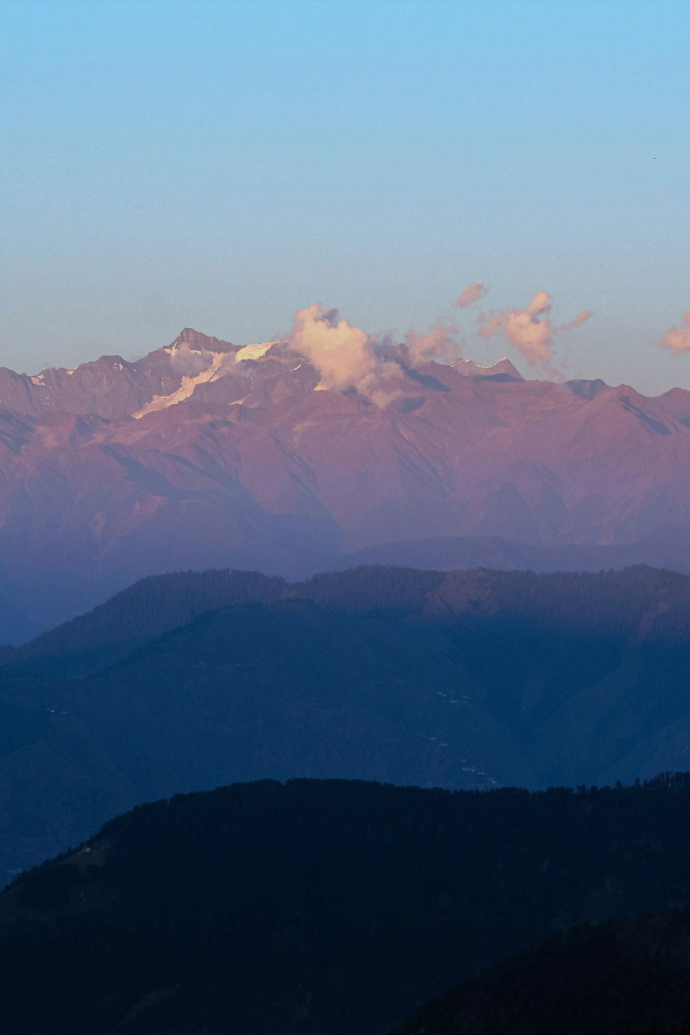 Una cadena montañosa con nubes