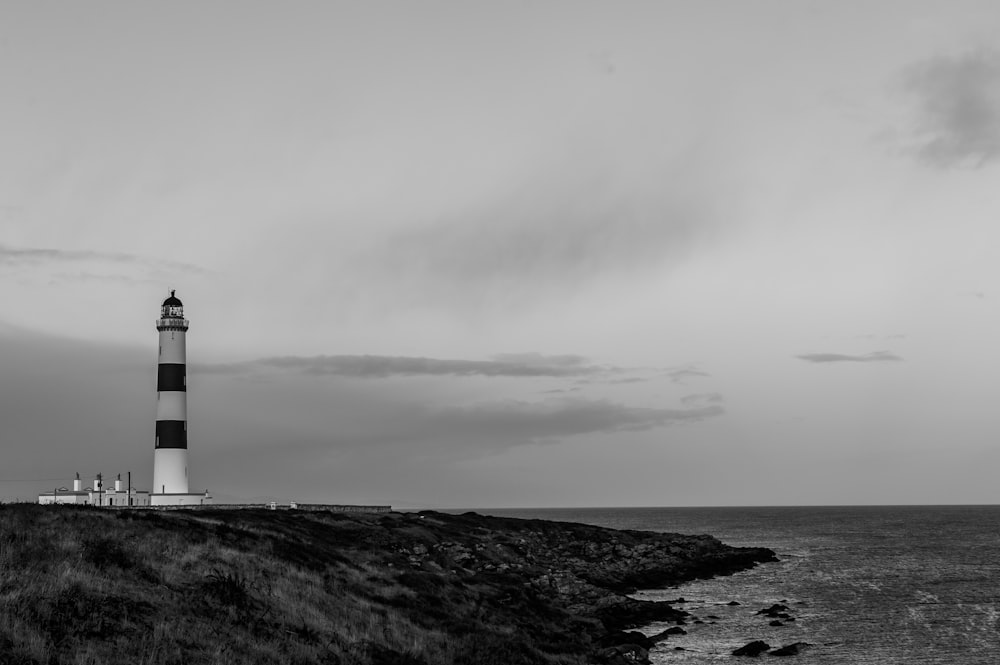 Ein Leuchtturm an einem felsigen Ufer