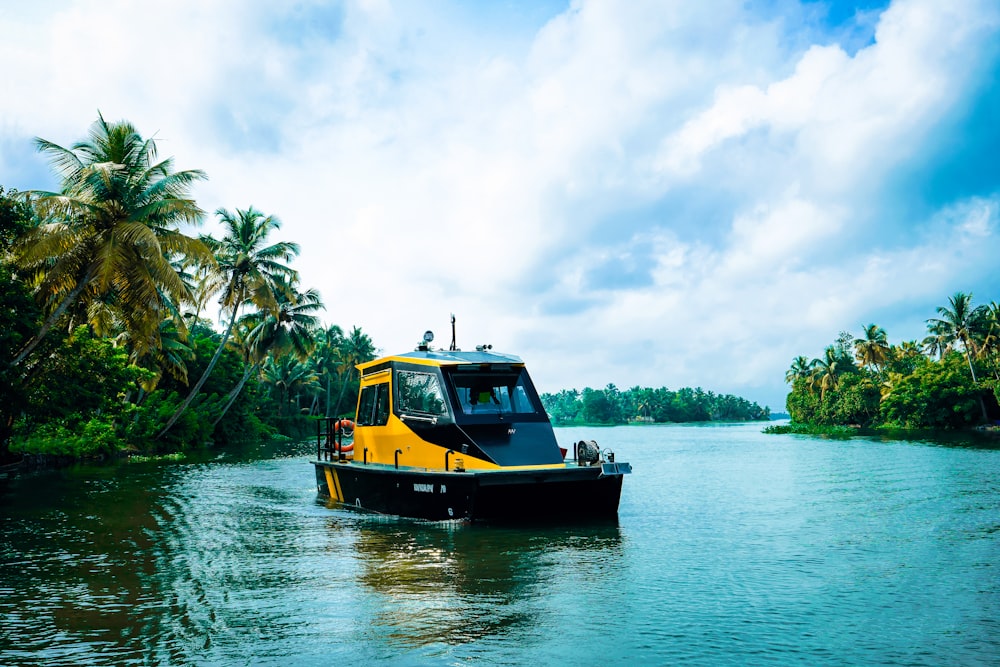 Un bateau jaune sur l’eau