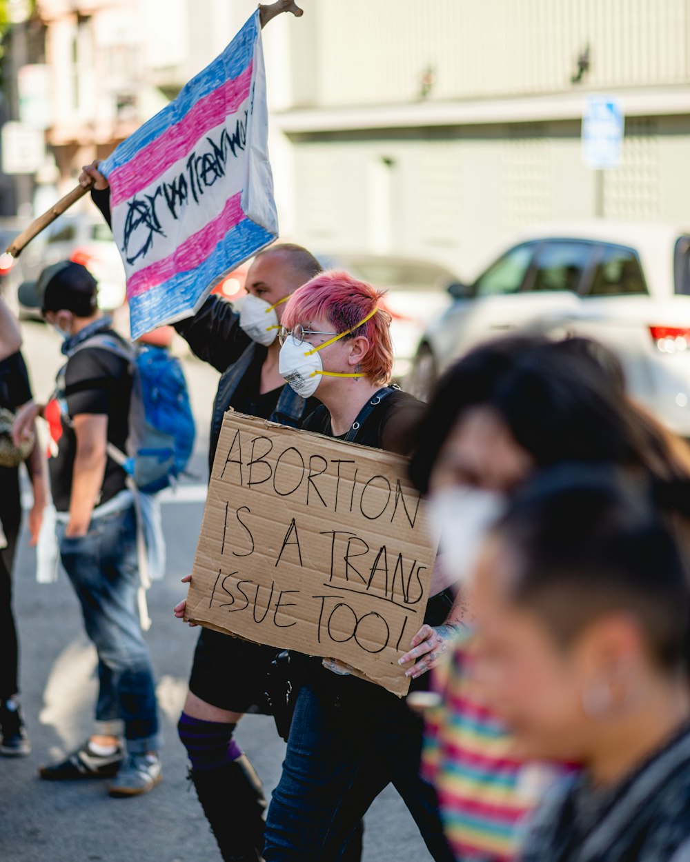 eine Person, die ein Schild hält