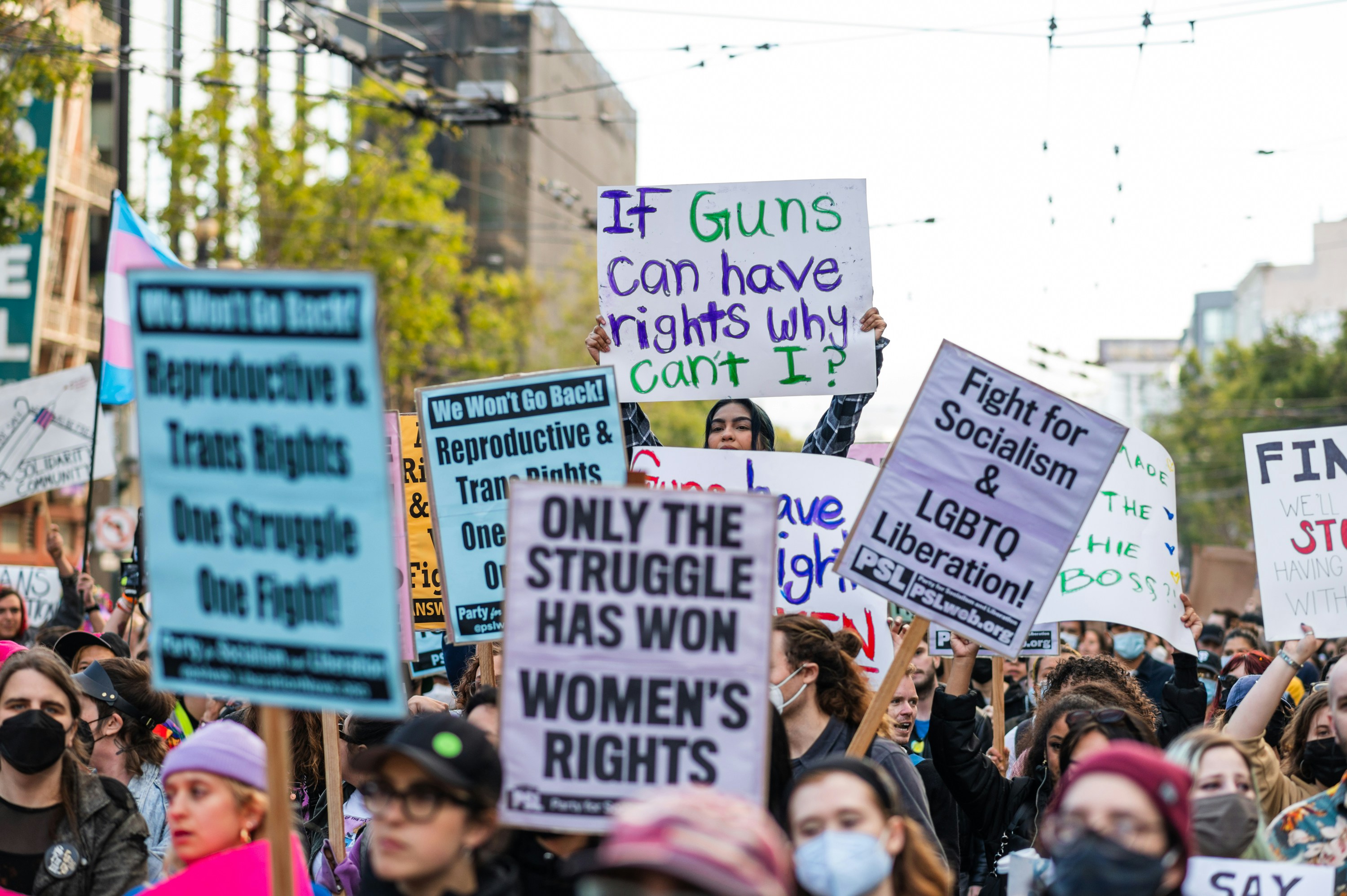 eine Gruppe von Menschen, die Schilder halten