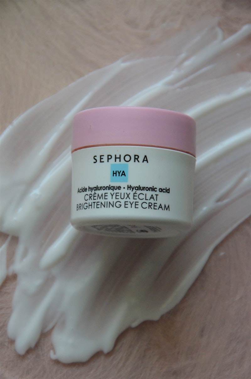 Nail-Polish-Flakon auf hellem Untergrund