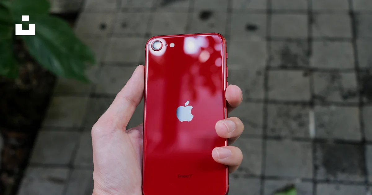 Celulares Rojos Una mano sosteniendo un teléfono celular rojo foto – Imagen de Iphone ...