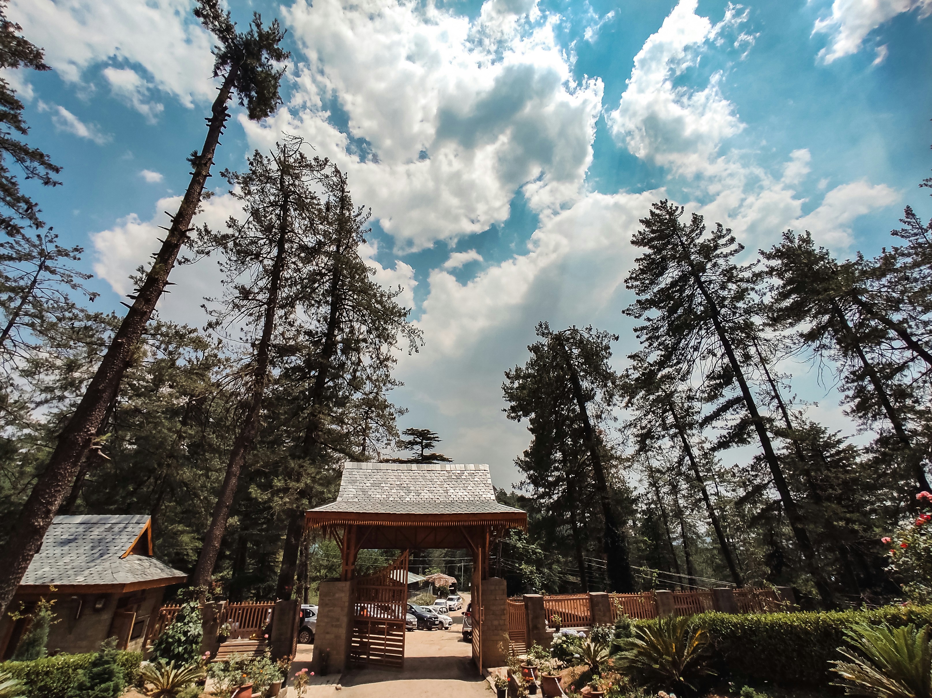 Ein kleiner Pavillon in einem Garten