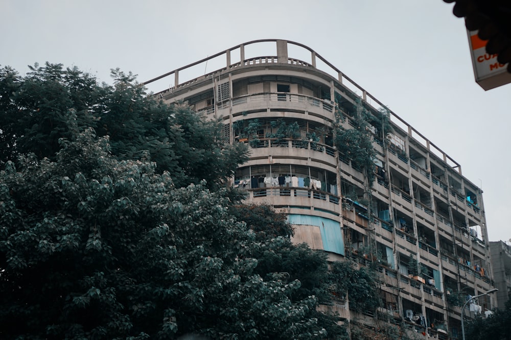 un edificio con alberi di fronte