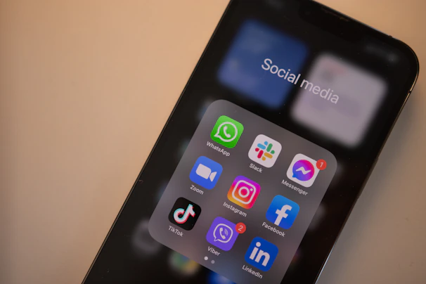 un teléfono celular negro con pantalla redes sociales