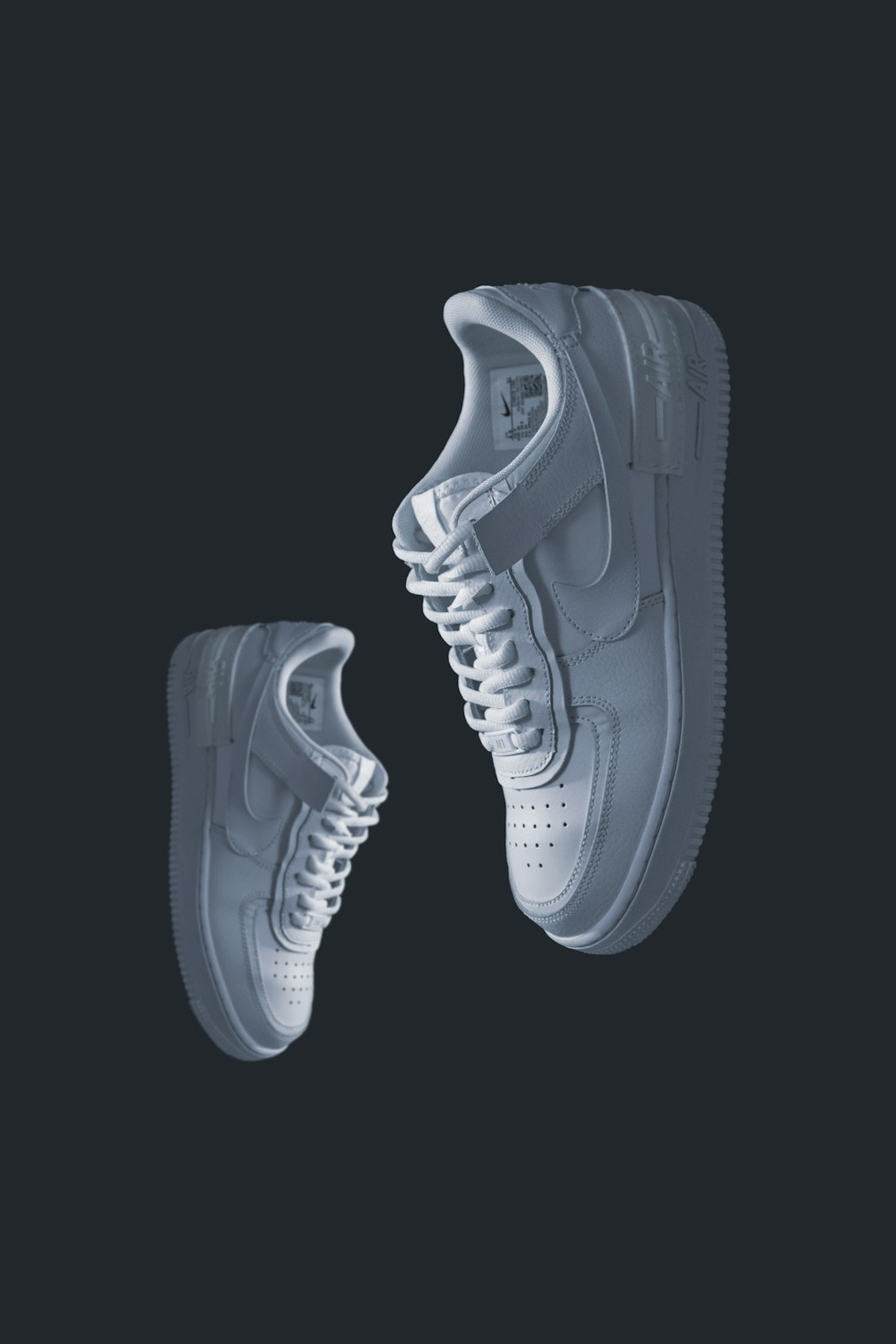 une paire de chaussures blanches